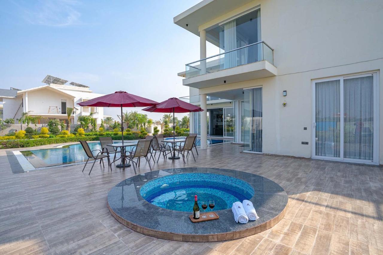 Stayvista At Le Blanc Escape W Outdoor Pool Sohna Exterior foto