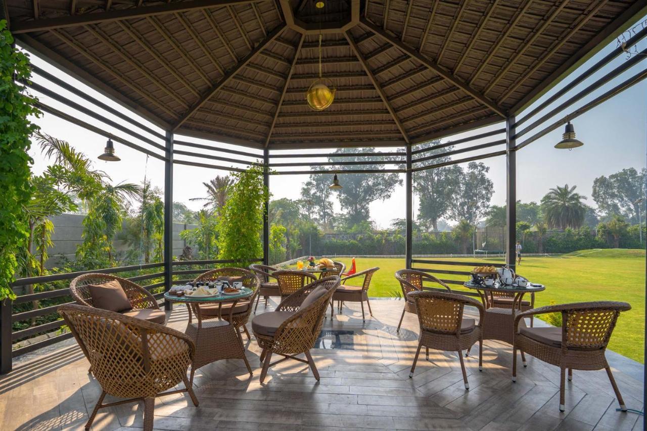 Stayvista At Le Blanc Escape W Outdoor Pool Sohna Exterior foto