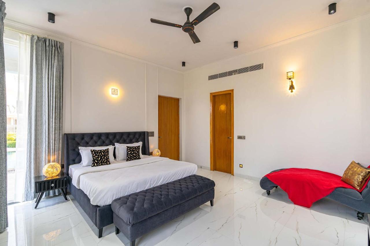 Stayvista At Le Blanc Escape W Outdoor Pool Sohna Exterior foto